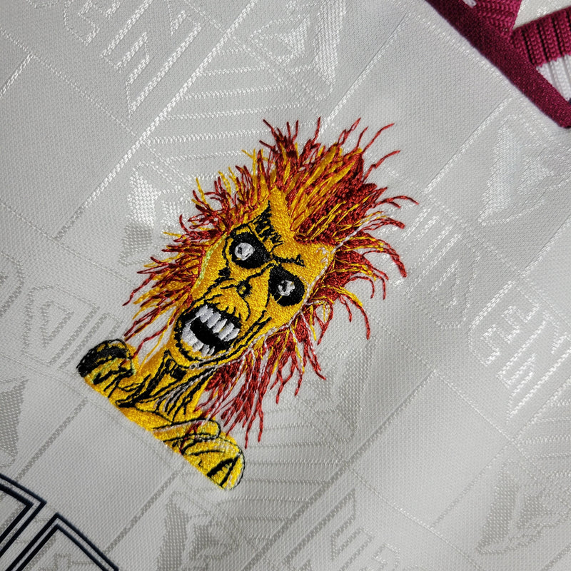 Camisa Iron Maiden x West Ham Retrô | 1999 Vandanel - Branca Azul e Vermelha