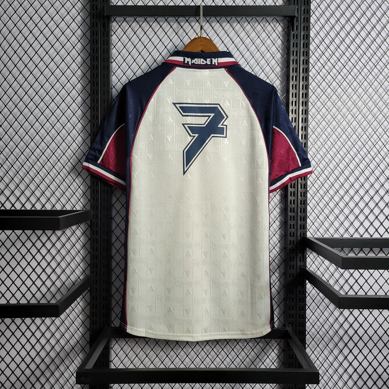 Camisa Iron Maiden x West Ham Retrô | 1999 Vandanel - Branca Azul e Vermelha