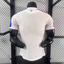 Camisa II Crystal Palace | 25/26 Modelo Jogador Macron - Branca Azul e Vermelha