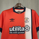 Camisa I Luton Town | 24/25 Torcedor Umbro - Vermelha e Branca