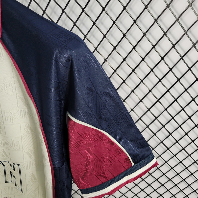 Camisa Iron Maiden x West Ham Retrô | 1999 Vandanel - Branca Azul e Vermelha