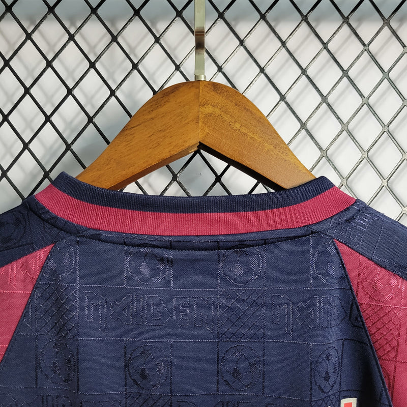 Camisa Iron Maiden x West Ham Retrô | 2010 - Azul e Vermelha