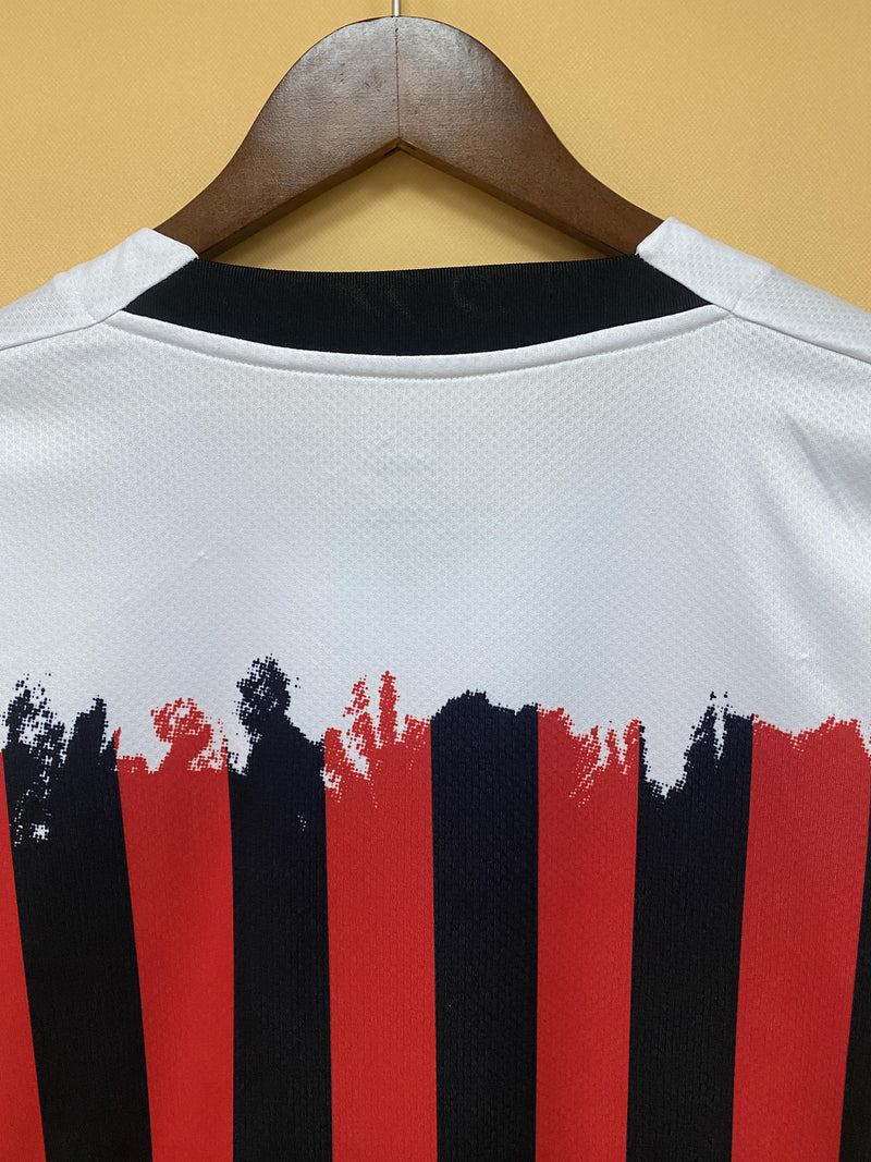 Camisa Nemen Fourth x Milan | 21/22 Torcedor Puma - Vermelha Preta e Branca