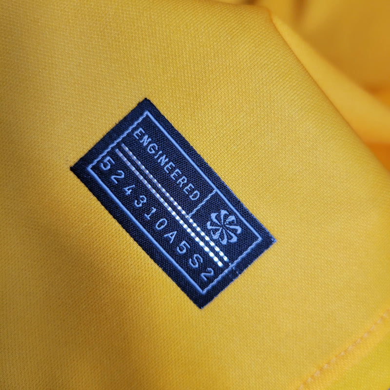 Camisa IV Barcelona | 23/24 Torcedor Nike - Amarela e Vermelha - Manga Longa