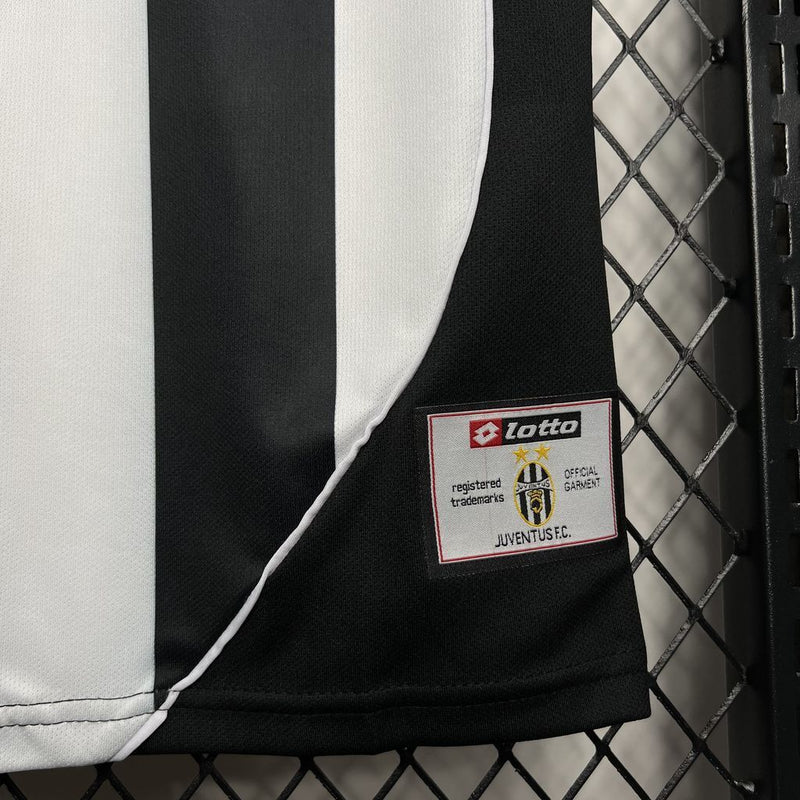 Camisa I Juventus Retrô | 02/03 Lotto - Branca e Preta