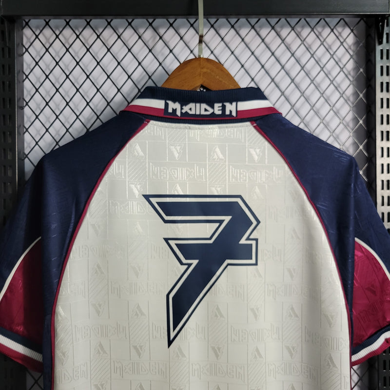 Camisa Iron Maiden x West Ham Retrô | 1999 Vandanel - Branca Azul e Vermelha