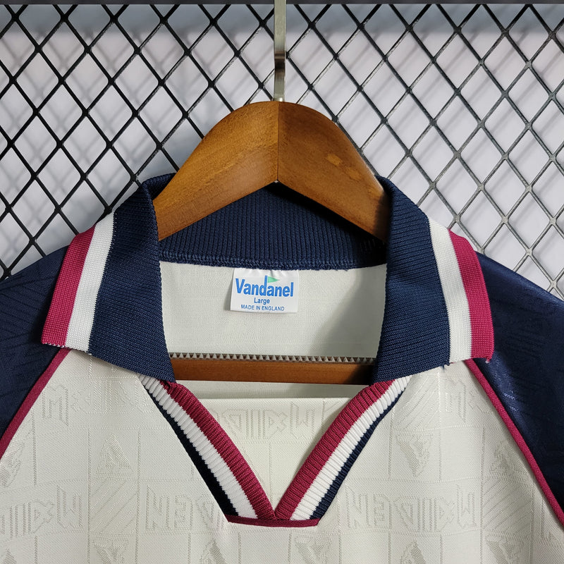 Camisa Iron Maiden x West Ham Retrô | 1999 Vandanel - Branca Azul e Vermelha