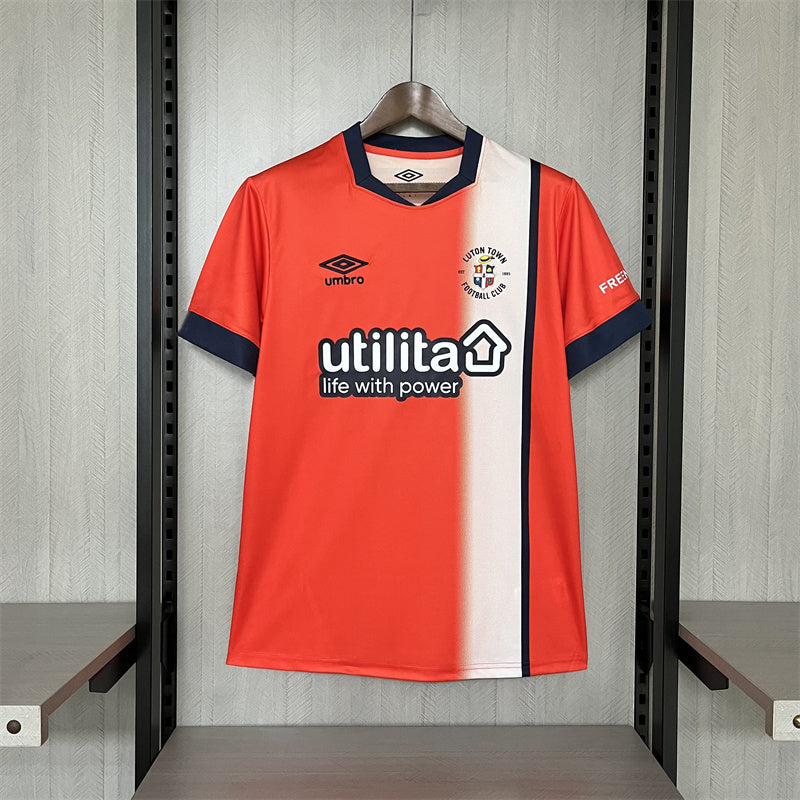 Camisa I Luton Town | 24/25 Torcedor Umbro - Vermelha e Branca