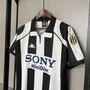 Camisa I Juventus Retrô | 97/98 Kappa - Branca e Preta