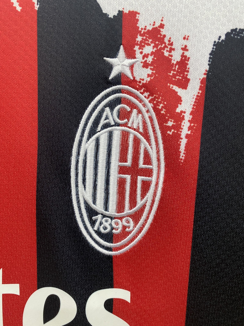 Camisa Nemen Fourth x Milan | 21/22 Torcedor Puma - Vermelha Preta e Branca
