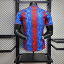 Camisa I Crystal Palace| 24/25 Modelo Jogador Macron - Azul e Vermelha
